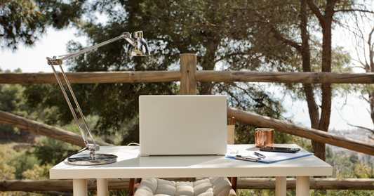 How Digital Nomads Stay Connected Around the World